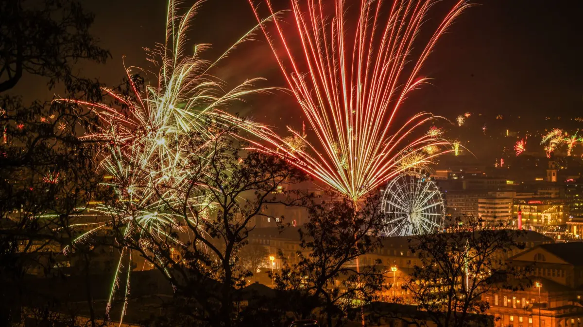 Silvester: ARCHIV - 01.01.2024, Baden-Württemberg, Stuttgart: Mit Sicht auf die Stuttgarter Innenstadt von der Uhlandshöhe aus. Mit vielen Raketen wurde der Jahreswechsel von 2023 in 2024 gefeiert. (zu dpa: «Frostige Silvesternacht - Wo es sternenklar sein soll») Foto: Jason Tschepljakow/dpa +++ dpa-Bildfunk +++