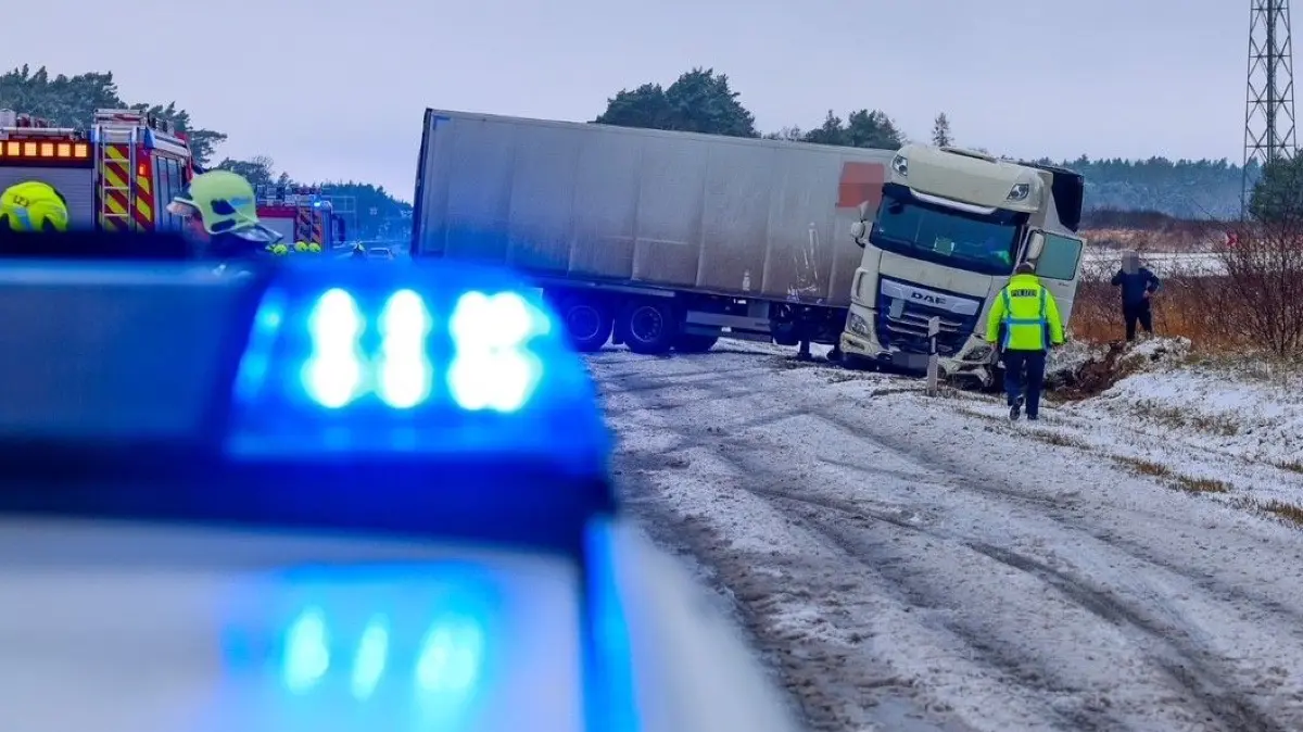 Aufgrund der Glätte rutschte der Lkw an der Anschlussstelle Kremmen auf der Autobahn A24 in einen Graben.