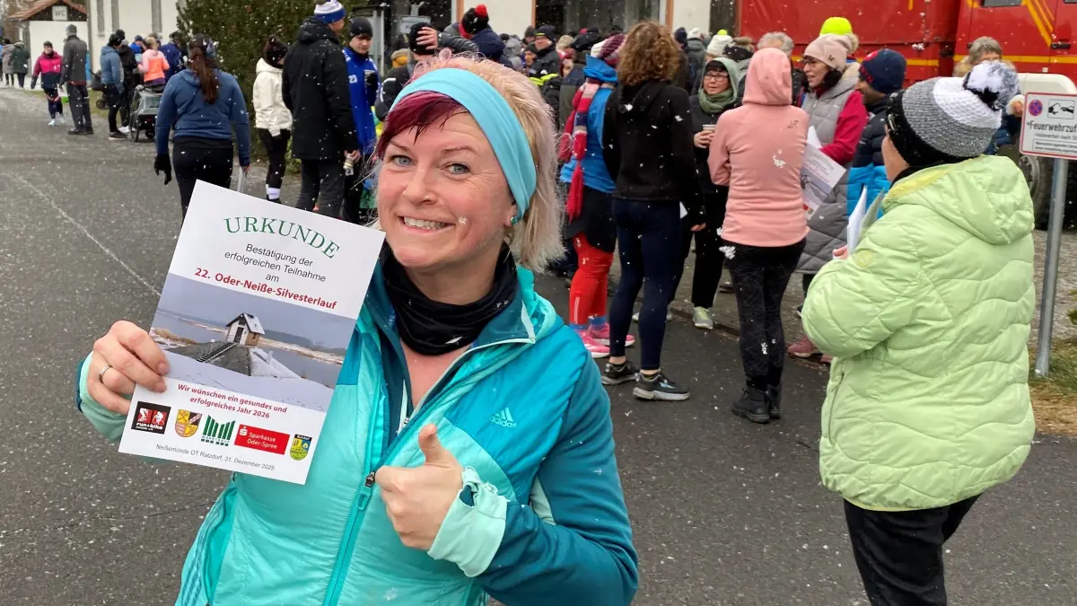 Schlagersängerin Tina Söllner mit ihrer Teilnahmeurkunde vom 22. Oder-Neiße-Silvesterlauf in Neißemünde: Die 41-jährige Ratzdorferin läuft regelmäßig, auch um sich Kondition für ihre Auftritte auf der Bühne zu holen.