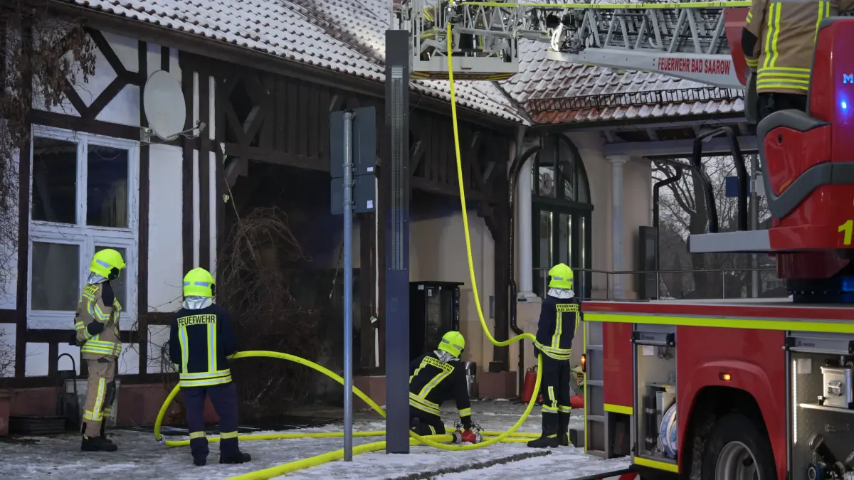 Zwischen dem Lokal Neue Bühne und dem Bahnhof Bad Saarow hat es Silvesternachmittag gebrannt. Die Feuerwehr rückte mit einem Großaufgebot aus.