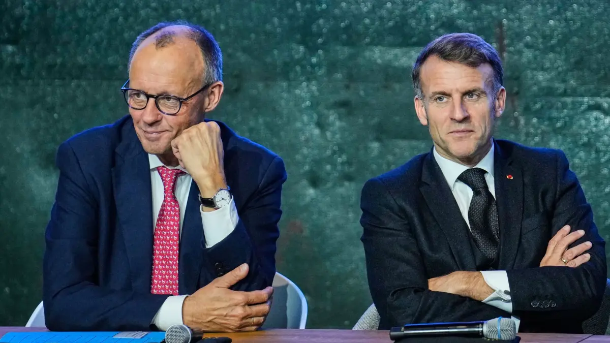 ARCHIV - 18.11.2025, Berlin: Bundeskanzler Friedrich Merz (l, CDU) und der französische Präsident Emmanuel Macron nehmen an einem Treffen mit einer Gruppe von Investoren auf dem Gipfel zur europäischen digitalen Souveränität teil. (zu dpa: «Entscheidung über Luftkampfsystem FCAS erneut vertagt») Foto: Ebrahim Noroozi/Pool AP/dpa +++ dpa-Bildfunk +++