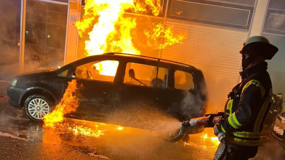Ein brennendes Auto in Königs Wusterhausen. Nicht jeder Alarm in dieser Nacht war so ernst wie dieser.