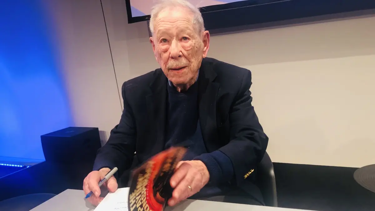 Romandebüt mit 98 Jahren: W. Michael Blumenthal im November 2024 im Jüdischen Museum Berlin bei der Präsentation seines Krimis "The Payday Conspiracy"