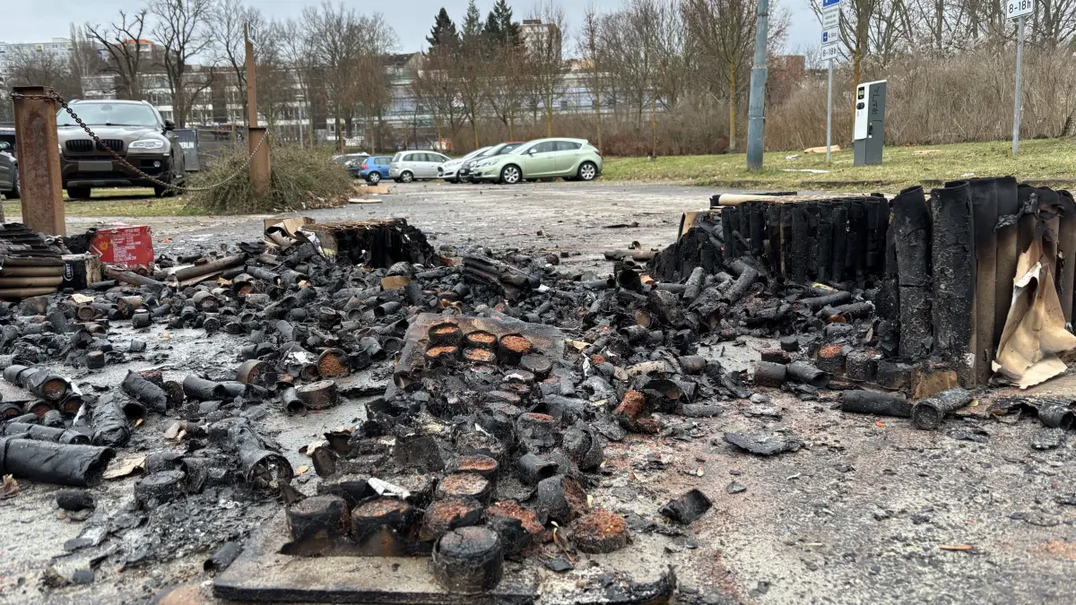 Silvester in Frankfurt (Oder): Auf dem Parkplatz in der Beckmannstraße brannten mehrere Feuerwerksbatterien. Wie lief die Nacht für Feuerwehr, Polizei und Krankenhaus?