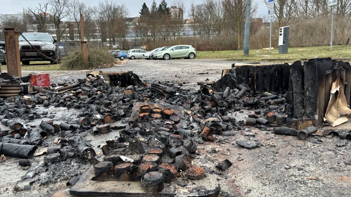 Silvester in Frankfurt (Oder): Auf dem Parkplatz in der Beckmannstraße brannten mehrere Feuerwerksbatterien. Wie lief die Nacht für Feuerwehr, Polizei und Krankenhaus?