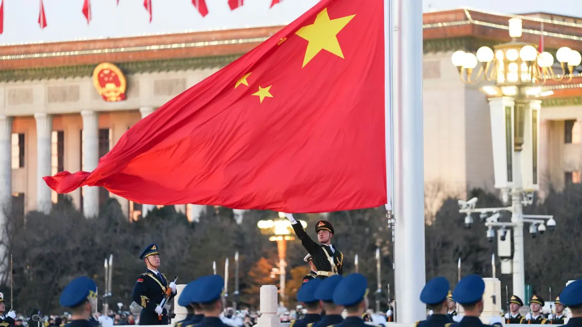 Neujahr - Peking: 01.01.2026, China, Peking: Auf dem Tian'anmen-Platz in Peking findet eine Zeremonie zur Hissung der Nationalflagge statt. Foto: Xie Han/XinHua/dpa - ACHTUNG: Nur zur redaktionellen Verwendung und nur mit vollständiger Nennung des vorstehenden Credits +++ dpa-Bildfunk +++