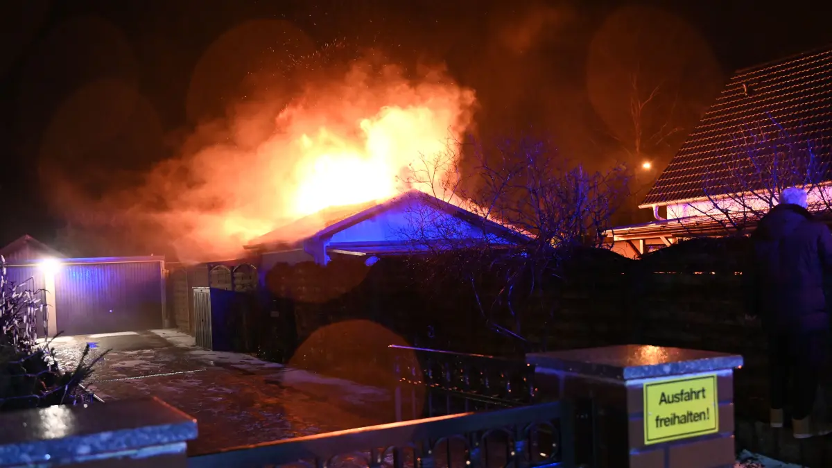 Meterhoch schlugen die Flammen am Neujahrstag in Fürstenwalde an der Mannheimer Straße. Es sollte nicht der einzige Einsatz bleiben.
