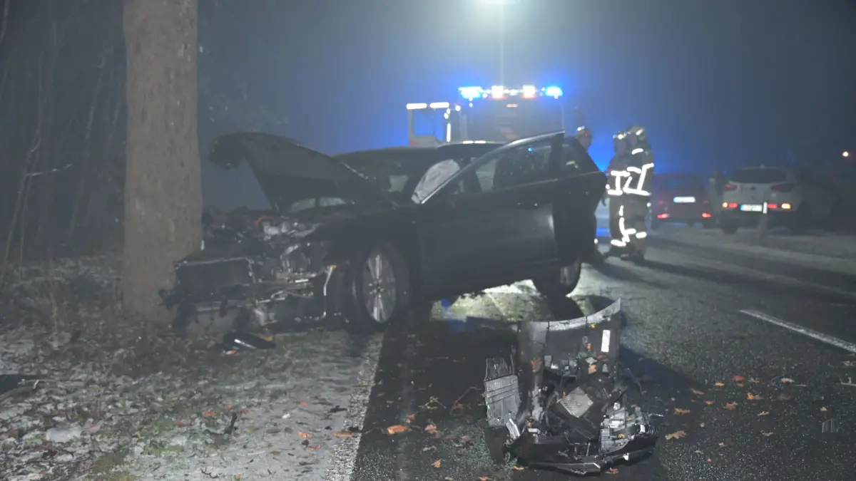 Unfall bei Fürstenwalde Silvester 2025: Die Front des Fahrzeugs ist zerstört, drei Personen wurden bei dem Aufprall verletzt.