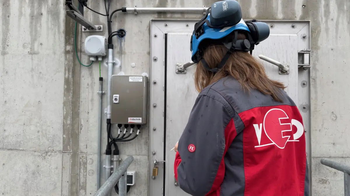 Hinter dieser Tür regnet und tröpfelt es. Dahinter verbirgt sich der neue Stolz der Stahlwerkskläranlage von VEO in Eisenhüttenstadt, einer der größten Einleiter in die Oder.