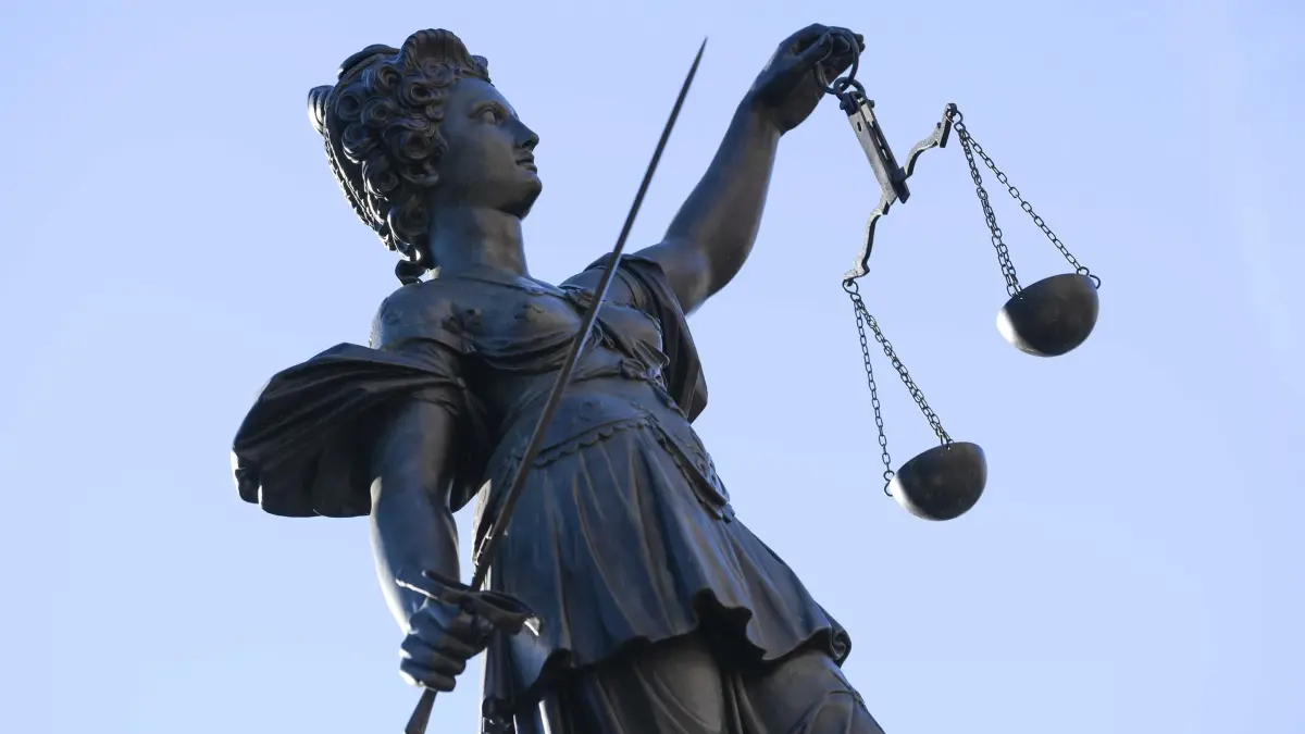 Justitia-Statue in Frankfurt: ARCHIV - 25.02.2019, Hessen, Frankfurt/Main: Die Statue der Justitia ziert den Gerechtigkeitsbrunnen auf dem Frankfurter Römerberg. (zu dpa: «Mordprozesse in Hessen – Zwischen Aufklärung und Trauma») Foto: Arne Dedert/dpa +++ dpa-Bildfunk +++