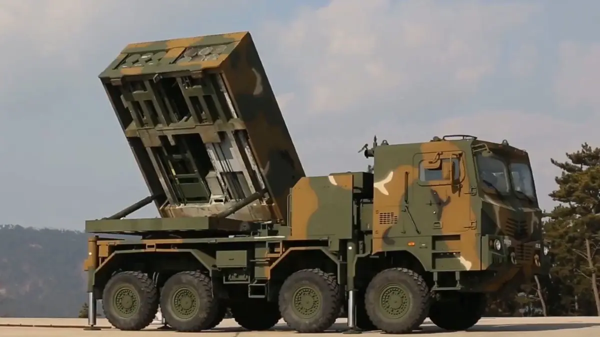 Mobiler Mehrfachraketenwerfer vom Typ K239 Chunmoo, Homar-K, aus südkoreanischer Produktion.