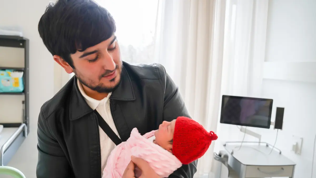 Rebecca geborgen bei ihrem Papa