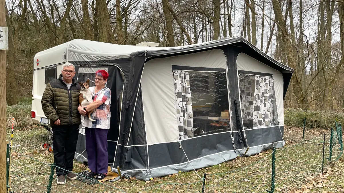 Die Wintercamper Rosi, Klaus und Debbi fühlen sich trotz des winterlichen Wetters wohl auf dem Naturcampingplatz Springsee nahe Storkow.