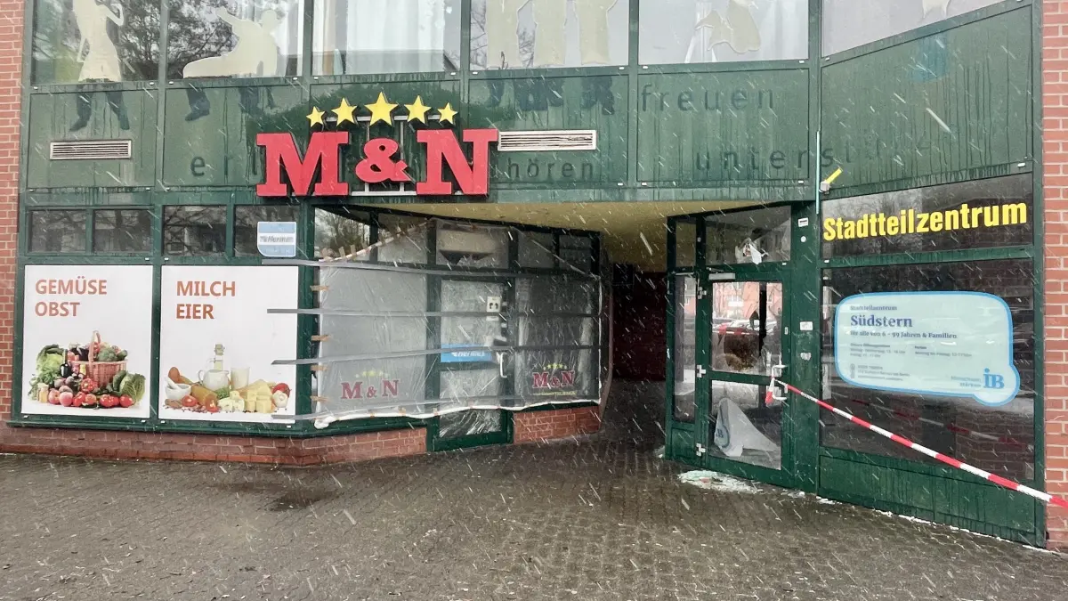 Zerstörte Scheiben, provisorisch gesicherte Eingangstür: Der M&N-Lebensmittelladen in der Orionstraße bleibt nach dem Vorfall in der Silvesternacht vorerst geschlossen.