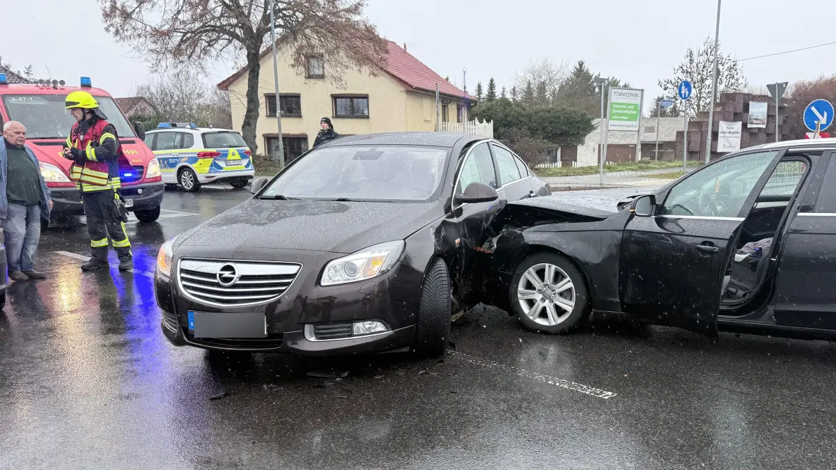 In Dabergotz bei Neuruppin sind bei einem Wendemanöver zwei Fahrzeuge zusammengestoßen. Dabei wurden auch zwei Kinder verletzt.