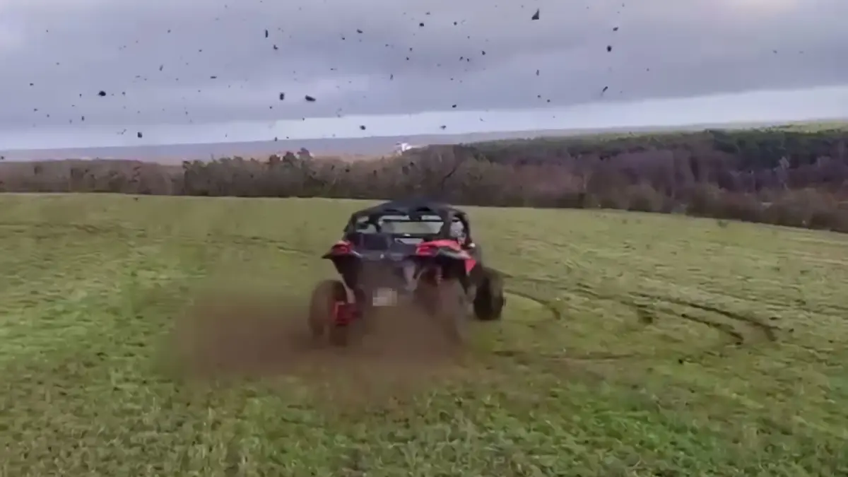 Screenshot vom Video, dass einen Crossbuggy zeigt, der auf einem Acker seine Kreise dreht. Der Landwirt hat sein Feld sofort erkannt.