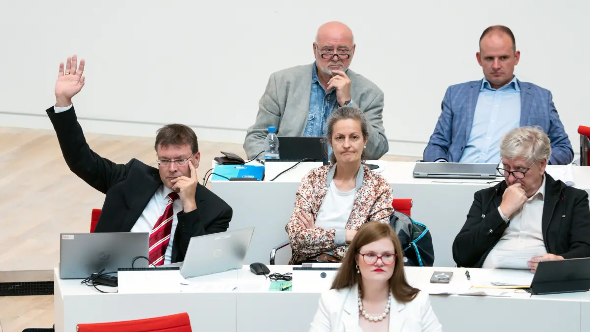 SPD-Generalsekretär Kurt Fischer fordert, dass alle 14 BSW-Abgeordneten „zu 100 Prozent“ hinter der Regierung und dem Koalitionsvertrag stehen. Eine unrealistische Forderung. Droht nun der Koalitionsbruch?