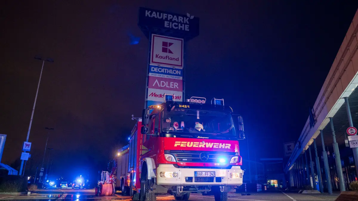 Bei einem vermeintlich harmlosen Einsatz an der Berliner Stadtgrenze in Ahrensfelde-Eiche sind fünf Feuerwehrleute verletzt worden.
