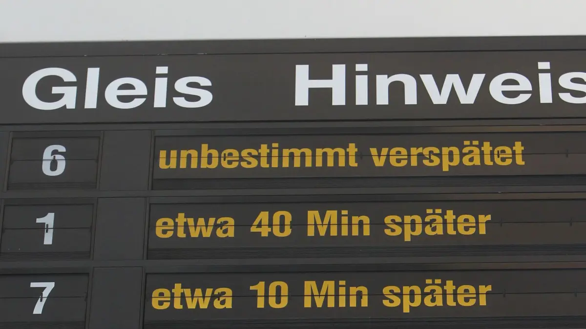 Pünktlichkeit: ARCHIV - 17.12.2010, Sachsen-Anhalt, Magdeburg: Verspätungen und Ausfälle für mehrere Züge der Deutschen Bahn AG werden in einem Hauptbahnhof gezeigt. (zu dpa: «Stirbt die deutsche Pünktlichkeit aus?») Foto: Jens Wolf/dpa-Zentralbild/dpa +++ dpa-Bildfunk +++