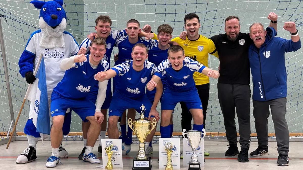 Der SV Blau-Weiß Petershagen-Eggersdorf sicherte sich beim Giebelsee-Cup 2026 den Siegerpokal.