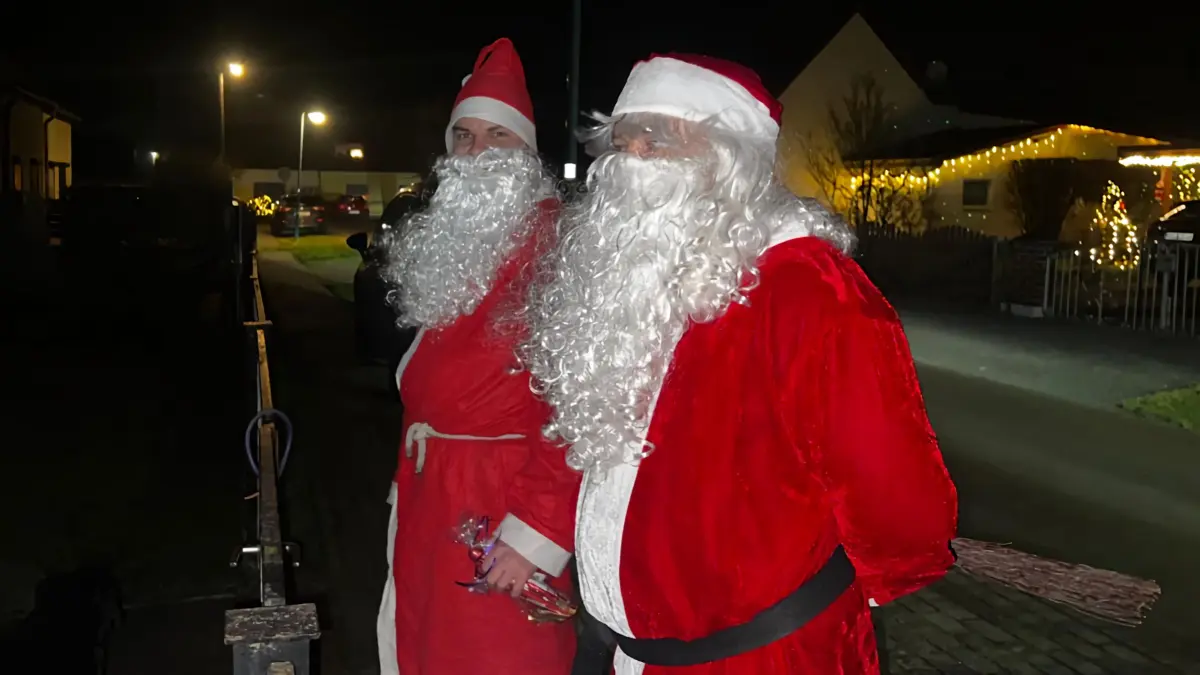 Ungewöhnliche Weihnachtsaktion: Nico Bellger (li.) und Marcus May verteilen nicht nur Süßigkeiten, sondern auch Flyer zur Mitgliedergewinnung.