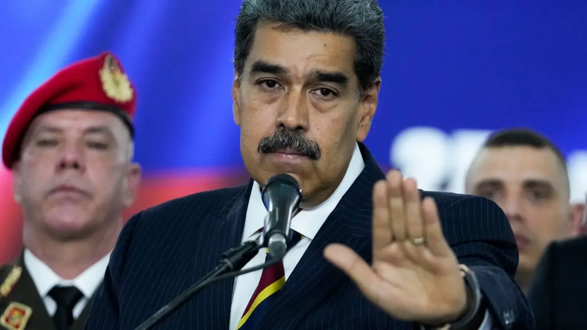 Venezuelas Präsident Nicolás Maduro: ARCHIV - 09.08.2024, Venezuela, Caracas: Der venezolanische Präsident Nicolás Maduro spricht vor Journalisten, bevor er den Obersten Gerichtshof verlässt. (zu dpa: «CBS News: Maduro wurde von US-Eliteeinheit gefasst») Foto: Matias Delacroix/AP/dpa +++ dpa-Bildfunk +++