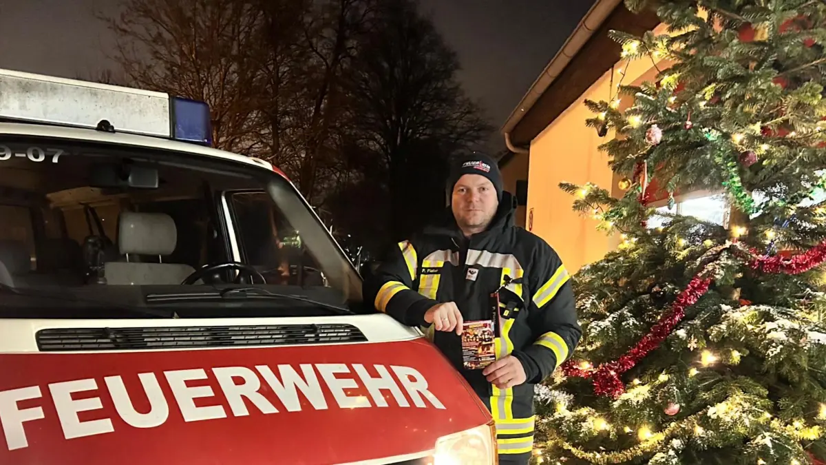 Der Ortswehrführer der Feuerwehr Küstrin-Kietz mit einem Flyer zur Mitgliedergewinnung. Dieser wurde im Rahmen der diesjährigen Weihnachtsaktion in der Gemeinde verteilt.