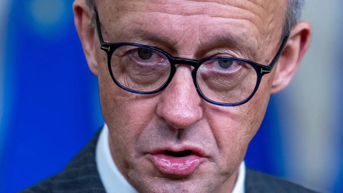Bundeskanzler Friedrich Merz: ARCHIV - 18.12.2025, Belgien, Brüssel: Bundeskanzler Friedrich Merz (CDU) kommt zu der ersten Arbeitssitzung beim EU-Gipfel. (zu dpa: «Merz: Maduro hat sein Land ins Verderben geführt») Foto: Michael Kappeler/dpa +++ dpa-Bildfunk +++