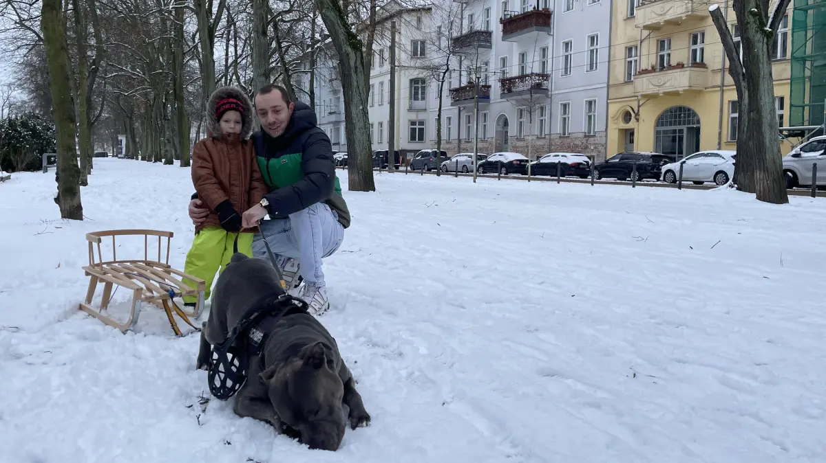 Oscar (5), Papa Pawel und Hund - mit Schlitten unterwegs am Anger in Frankfurt (Oder)
