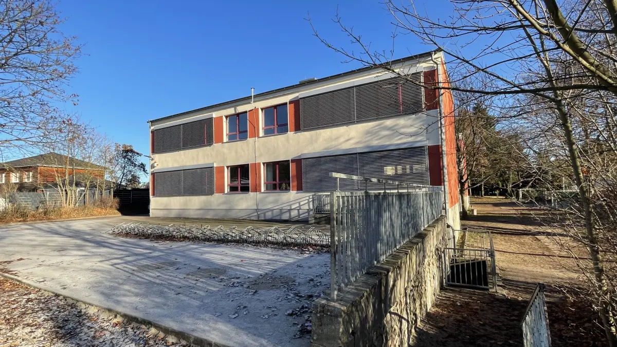 Auf dem Schulhof der Grundschule im Eisenhüttenstädter Ortsteil Schönfließ gibt es ein Problem mit der Statik. Die Stadt muss handeln.