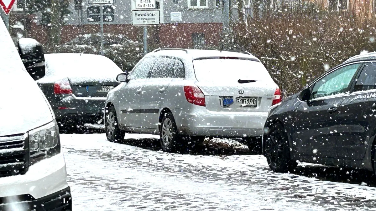 Wintereinbruch in Eberswalde: Auf allen Nebenstraßen, hier die Friedrich-Engels-Straße, liegt eine hartnäckige Schneeschicht. Vor allem auf dem Kopfsteinpflaster besteht Rutschgefahr.