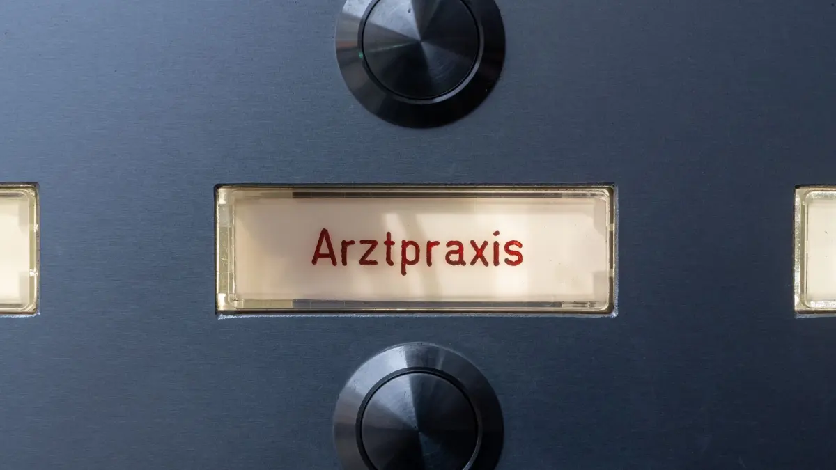 Ärzte: ARCHIV - 19.01.2023, Bayern, München: Ein Schild mit der Aufschrift „Arztpraxis“ ist an einem Klingelbrett an einer Hauswand zu sehen. (zu dpa: «Patientenschützer: Fachärzte müssen Befunde erläutern») Foto: Peter Kneffel/dpa +++ dpa-Bildfunk +++