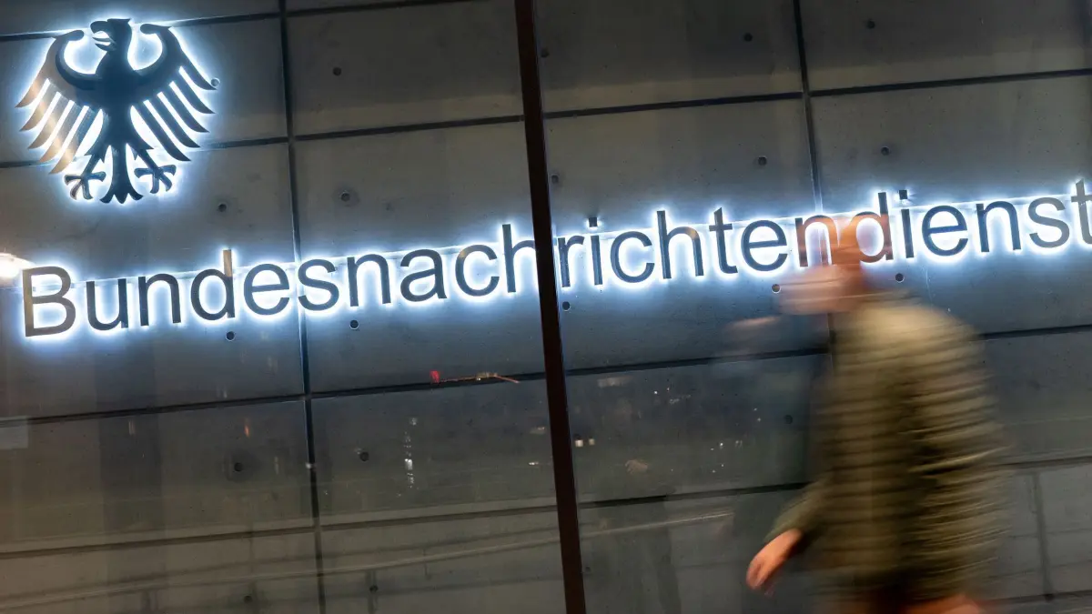 Verdacht auf Russland-Spionage durch BND-Mitarbeiter: ARCHIV - 26.02.2021, Berlin: Ein Mitarbeiter verlässt die Zentrale des Bundesnachrichtendienstes (BND). Der Generalbundesanwalt hat einen Mitarbeiter des Bundesnachrichtendienstes (BND) wegen des Verdachts auf Landesverrat festnehmen lassen. (zu dpa: «Recherche: Bundesnachrichtendienst hörte Obama ab») Foto: Kay Nietfeld/dpa +++ dpa-Bildfunk +++