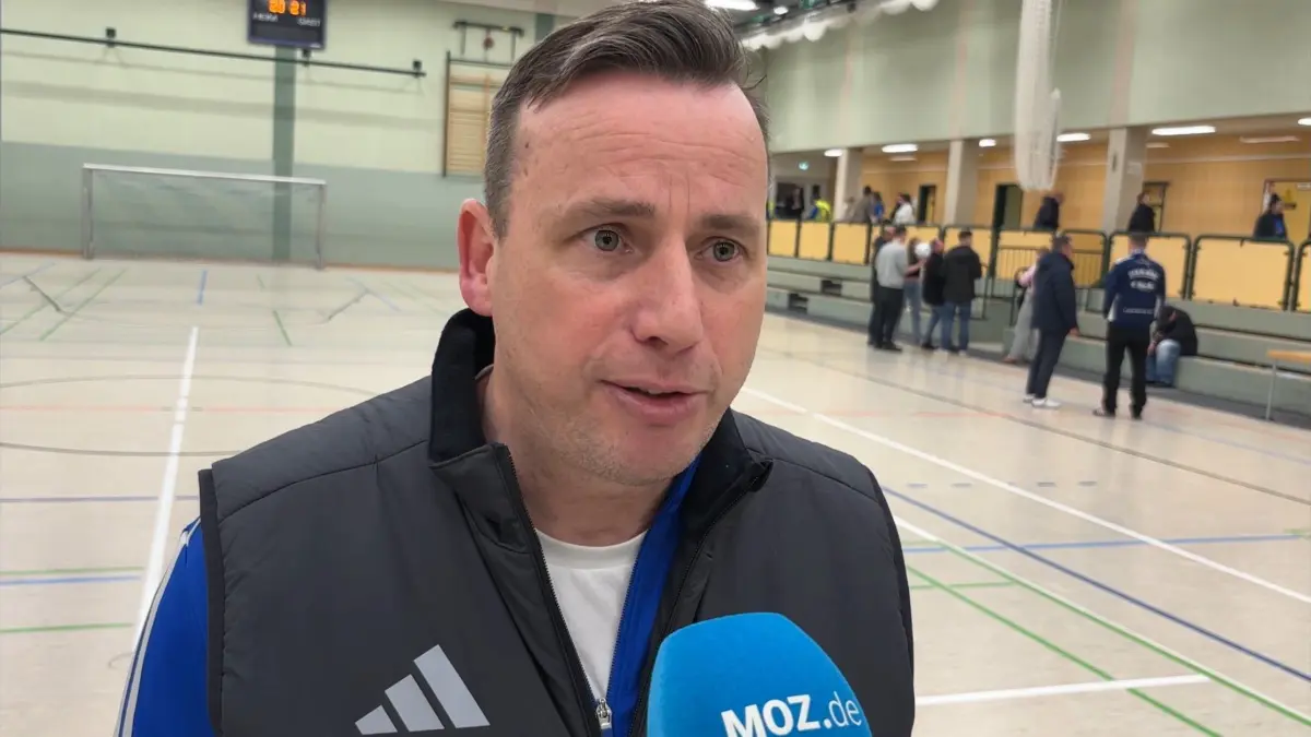 Trainer Roman Sedlak landete mit dem FC Strausberg beim Hallenfußball-Turnier um den Giebelsee-Cup am 3. Januar 2026 auf Platz 2. Im Finale verlor er gegen seinen Ex-Verein Blau-Weiß Petershagen-Eggersdorf.