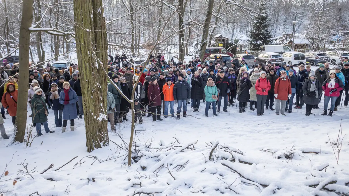 Über 350 Menschen haben sich bei der 31. MOZ Neujahrswanderung in Rosengarten im Stadtforst versammelt.