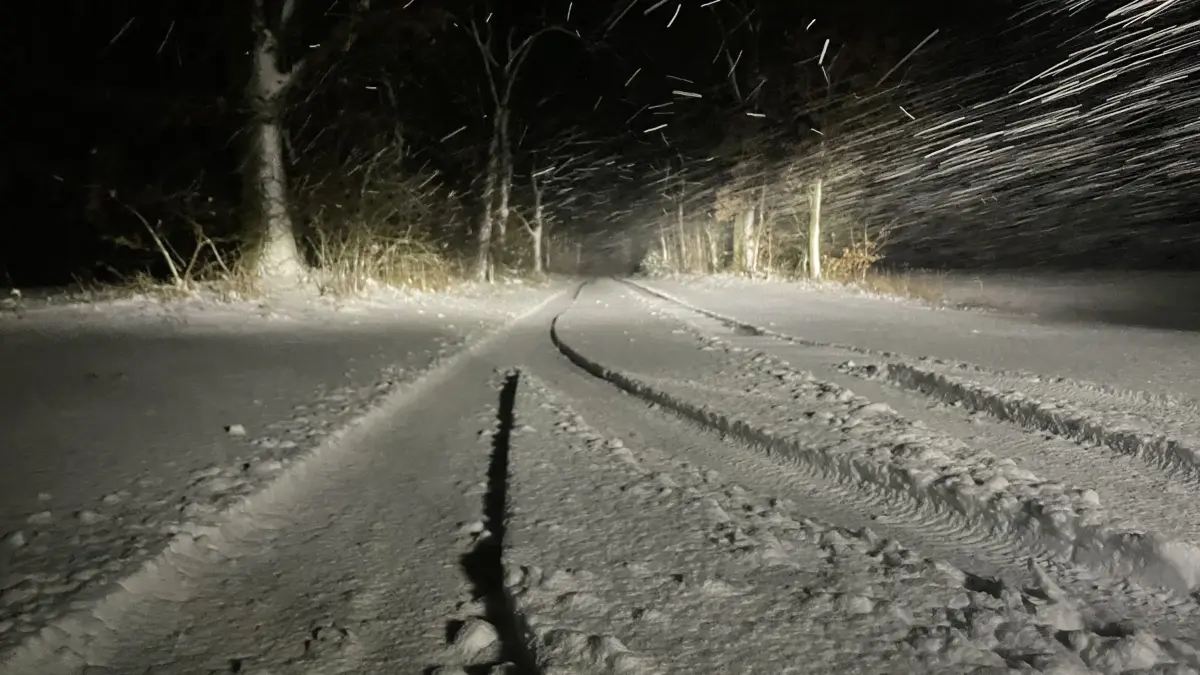 Die Straßen in Brandenburg sind verschneit und verwandeln sich in gefährliche Rutschbahnen. Die Polizei meldet steigende Unfallzahlen.