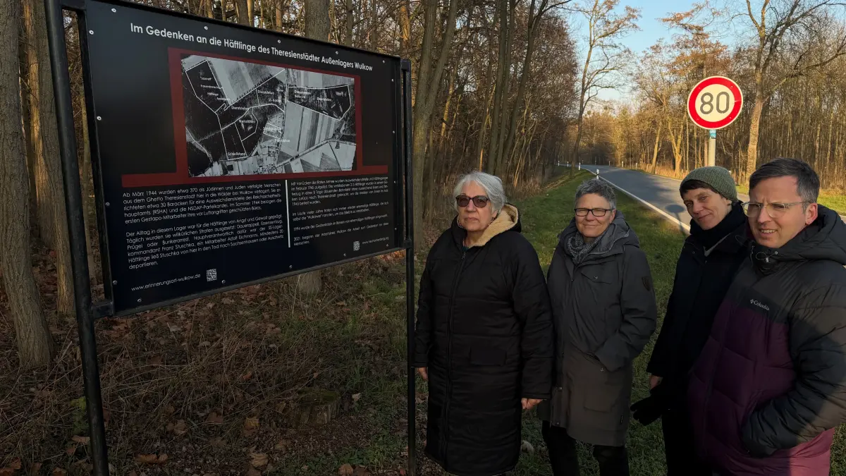 Gedenkstätte bei Neuhardenberg: Zum ersten Mal besucht die 76-jährige Australierin Stefanie Evans Wulkow – den Ort, an dem ihr Vater vor rund 80 Jahren von den Nazis als Zwangsarbeiter war.