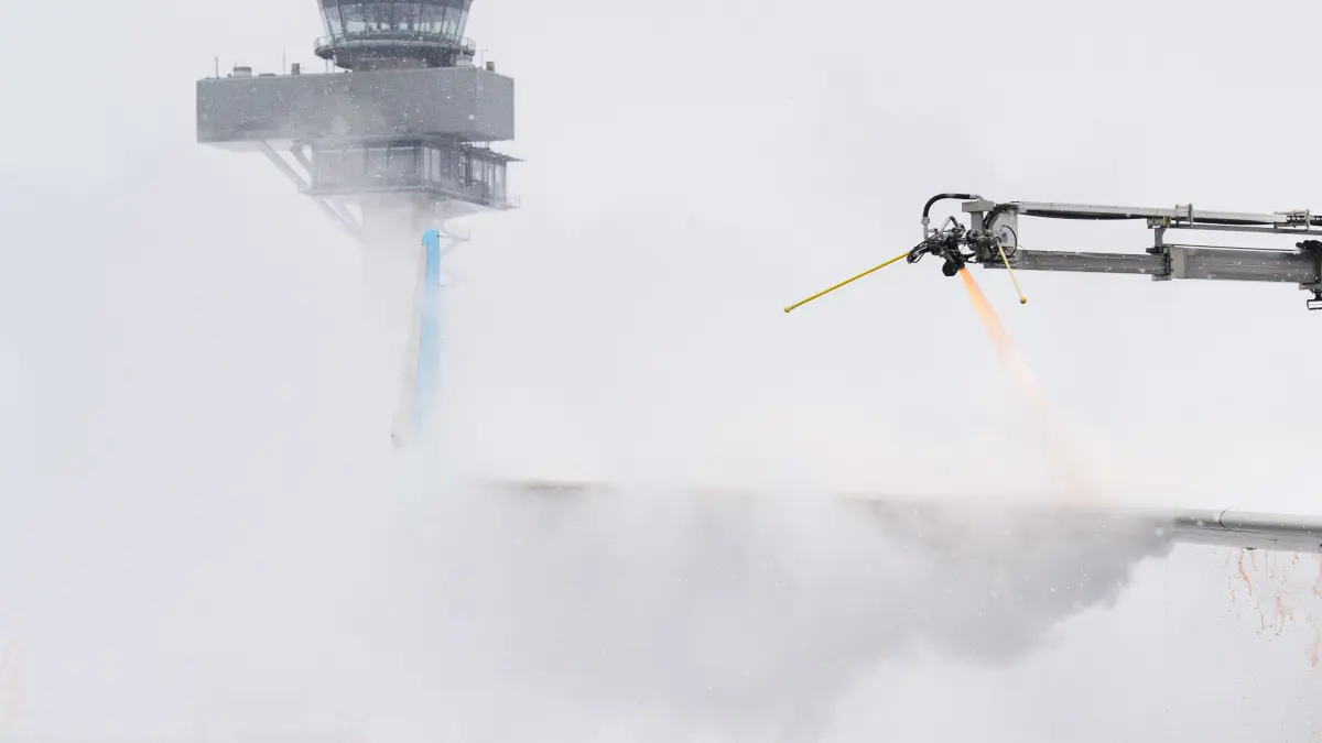 Winter mit Schnee am Flughafen BER Schönefeld: Ein Airbus der Fluggesellschaft Eurowings wird vor dem Start enteist. (Archivbild)