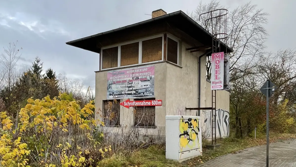Zum Immobilienportfolio der Stadt Eisenhüttenstadt gehört auch ein Stellwerk. Doch was soll mit dem leerstehenden Gebäude passieren?