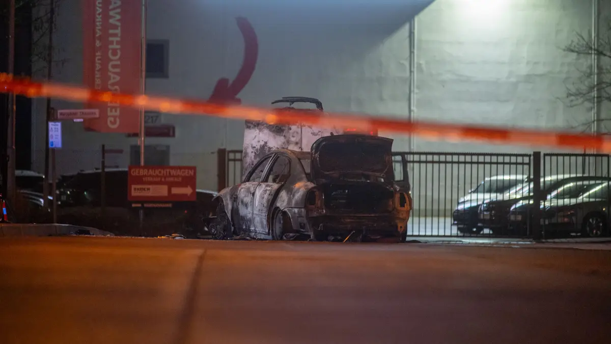 Nach dem spektakulären Überfall auf Geldtransporter in Berlin-Marzahn im März 2025 startet nun der Prozess gegen vier mutmaßliche Täter vor dem Landgericht Berlin.