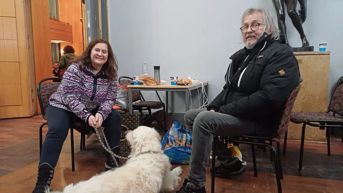 Yasemin und Engelbert Biskuber aus Wannsee wärmen sich gemeinsam mit Hund Gino im Rathaus Berlin-Zehlendorf auf. Der Stromausfall könnte noch bis Donnerstag anhalten.