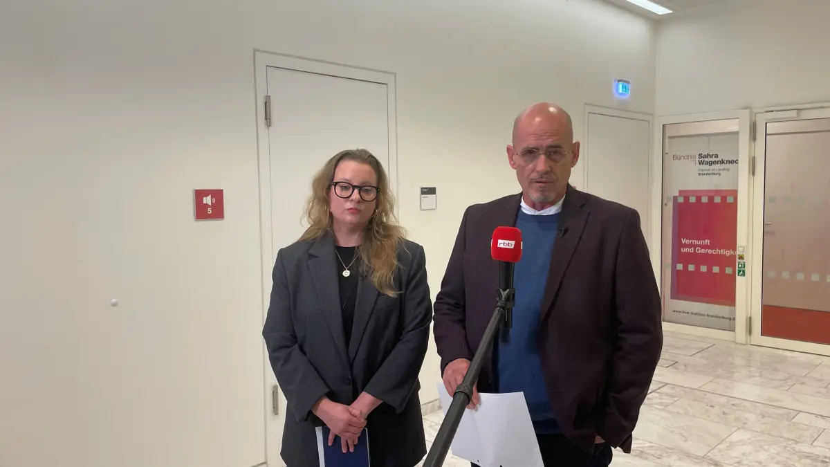 BSW-Vorsitzende Friederike Bender und Lüders nennen ihre Forderungen, nach dem Rücktritt von Crumbach.