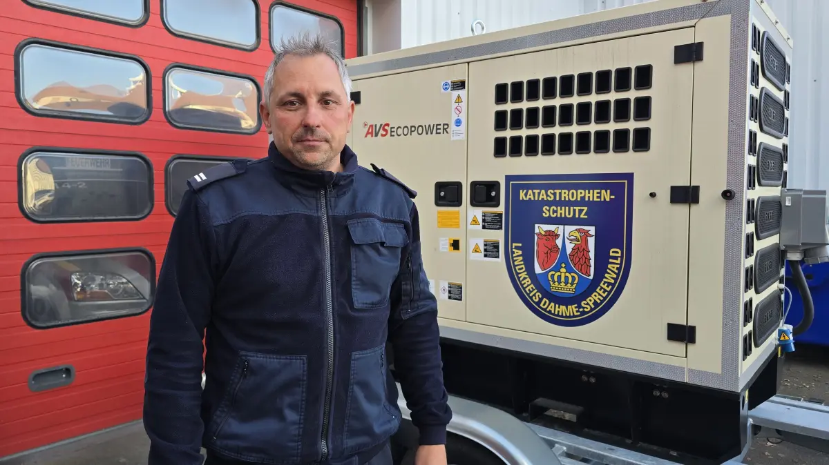 Jörn Bienge-Stutzki, stellvertretender Stadtwehrführer in Königs Wusterhausen, vor einem Generator. Damit werden im Notfall die Katastrophen-Leuchttürme versorgt.