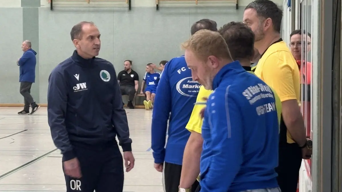 Trainer Oliver Richter (links) von Germania Schöneiche spricht nach dem Spiel gegen den FC Strausberg beim Giebelsee-Cup 2026 mit den Schiedsrichtern.