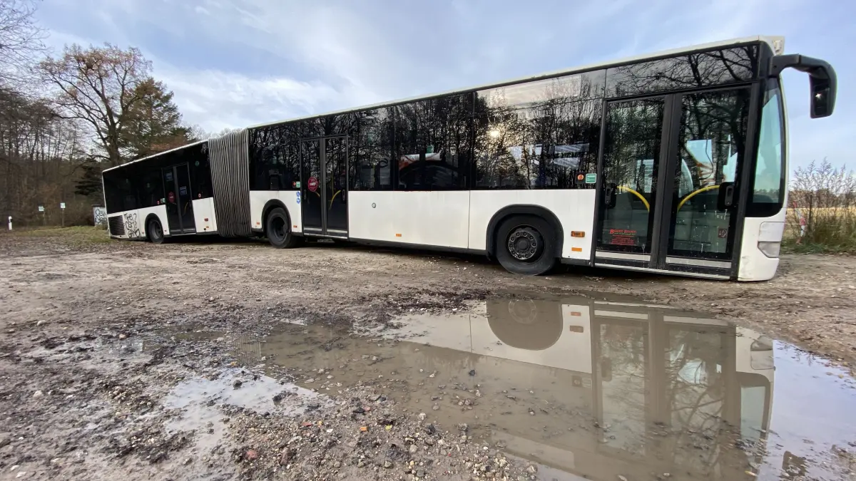 Der defekte Linienbus an der A12 zwischen Storkow und Spreenhagen. Die Scheiben sind inzwischen größtenteils zerstört.