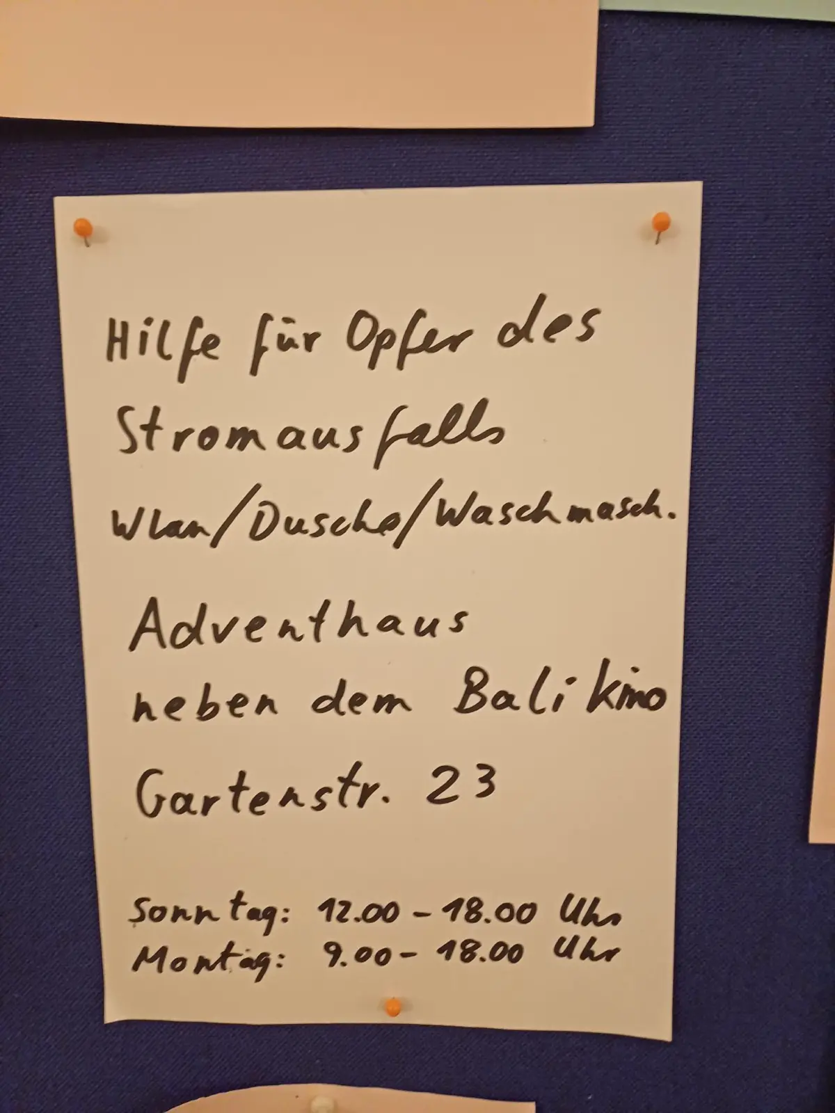 Eines der Hilfsangebote in der Nachbarschaft für Menschen, die in Berlin vom Stromausfall betroffen sind.