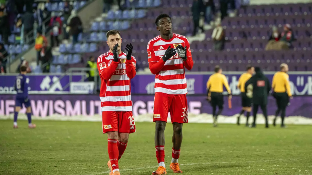 Testspiel Aue - 1. FC Union 2025/2026: Fußball, Herren, Testspiel, Saison 2025/2026, FC Erzgebirge Aue - 1. FC Union Berlin, v. l. Josip Juranovic (1. FC Union Berlin), Mekhi Gray (1. FC Union Berlin) nach Abpfiff, 05.01. 2026, Foto: Matthias Koch