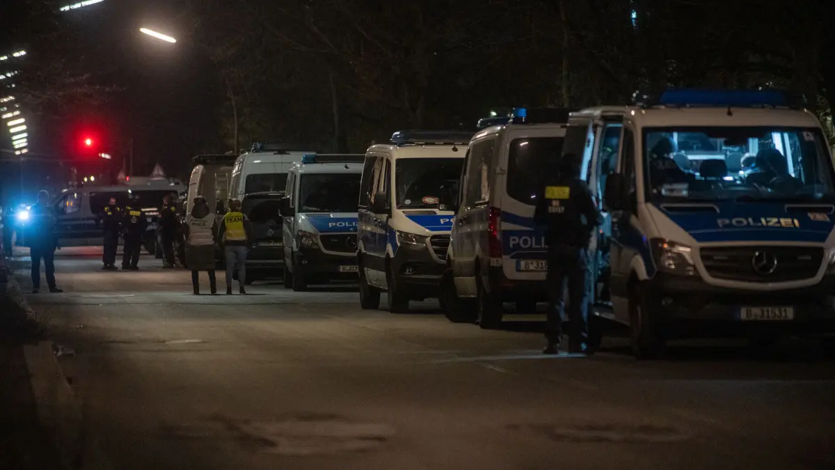 Während die Ermittler in Marzahn Spuren sicherten, rückten in Neukölln Hundertschaft und Spezialeinsatzkommando an.