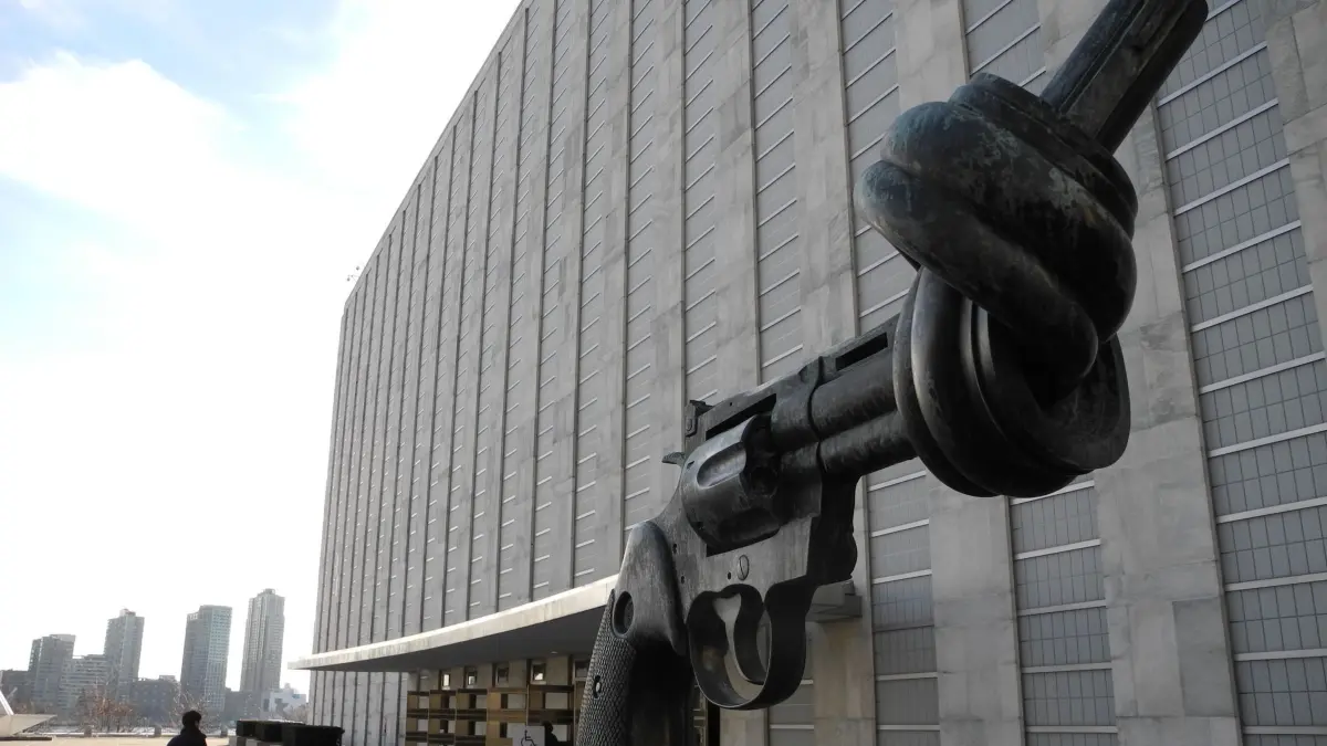UN-Hauptquartier: ARCHIV - 17.12.2018, USA, New York: Das Hauptquartier der Vereinten Nationen in New York mit der Skulptur "Non Violence", auch bekannt als "The Knotted Gun", des schwedischen Künstlers Carl Fredrik Reuterswärd. (zu dpa: «US-Angriff auf Venezuela: Ist das Völkerrecht am Ende?») Foto: Johannes Schmitt-Tegge/dpa +++ dpa-Bildfunk +++