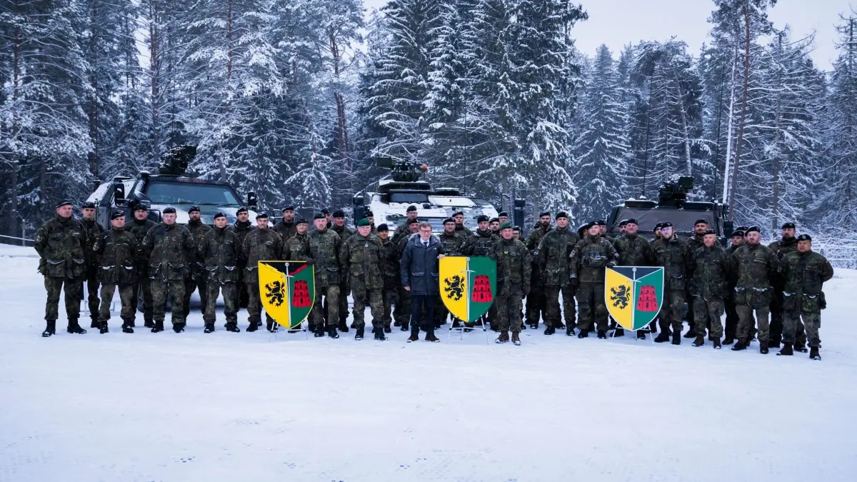 Außenminister Wadephul besucht Litauen: 05.01.2026, Litauen, Nemencine: Johann Wadephul (CDU, M), Außenminister, lässt sich beim Besuch der Panzerbrigade 45 „Litauen“ mit Soldaten fotografieren. Im Mittelpunkt der eintägigen Reise stehen nach Angaben eines Sprechers des Auswärtigen Amts in Berlin die Unterstützung der vor fast vier Jahren von Russland angegriffenen Ukraine sowie die enge Zusammenarbeit an der Nato-Ostflanke und im Kampf gegen hybride Bedrohungen. Foto: Christoph Soeder/dpa +++ dpa-Bildfunk +++